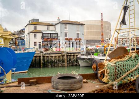 Alte Architektur und Fischerschiffe in historischen Hafenanlagen von Portsmouth, Großbritannien Stockfoto