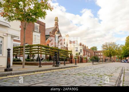 Gepflasterte Straße mit Kopfsteinpflaster im historischen alten Portsmouth, Großbritannien Stockfoto