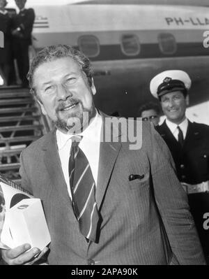 Ankunft Charlie Chaplin und Frau auf Schiphol, Peter Ustinov (KOP) Datum: 23. Juni 1965 Ort: Noord-Holland, Schiphol Schlüsselwörter: Ankunft, Schauspieler persönlicher Name: Ustinov, Peter Stockfoto