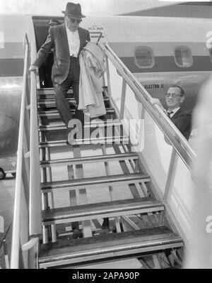 Ankunft der Schauspieler Charlie Chaplin und Peter Ustinov und ihrer Ehefrauen auf Schiphol Beschreibung: Charlie Chaplin auf der Flugzeugtreppe Datum: 23. Juni 1965 Ort: Noord-Holland, Schiphol Keywords: Ankünfte, Schauspieler, Flugzeugtreppe persönlicher Name: Chaplin, Charlie Stockfoto