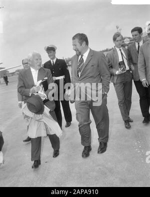 Ankunft der Schauspieler Charlie Chaplin und Peter Ustinov und ihrer Ehefrauen auf Schiphol Beschreibung: Chaplin und Ustinov Datum: 23. Juni 1965 Ort: Noord-Holland, Schiphol Schlüsselwörter: Ankünfte, Schauspieler persönlicher Name: Chaplin, Charlie, Ustinov, Peter Stockfoto