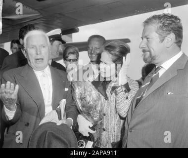 Ankunft der Schauspieler Charlie Chaplin und Peter Ustinov und ihrer Ehefrauen auf Schiphol Beschreibung: Chaplin, seine Frau Oona O'Neill und Peter Ustinov Datum: 23. Juni 1965 Ort: Noord-Holland, Schiphol Schlüsselwörter: Ankünfte, Schauspieler persönlicher Name: Chaplin, Charlie, Neill, Oona O', Ustinov, Peter Stockfoto