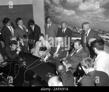 Ankunft Charlie Chaplin und Frau auf Schiphol, Chaplin und Ustinov während der Pressekonferenz Datum: 23. Juni 1965 Ort: Noord-Holland, Schiphol Schlüsselwörter: Ankunft, Schauspieler, Pressekonferenzen persönlicher Name: Chaplin, Charlie, Ustinov, Peter Stockfoto