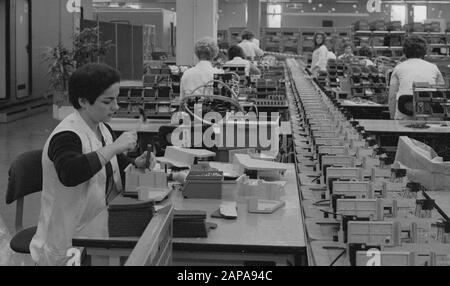 01. Januar 1979, Berlin: Berliner Bezirke / Berlin-Bezirk / Berlin-Bezirk / Teledruckerwerk Siemens. Mechanische Fertigung, keine Roboter, viel Handarbeit. Viele Frauen bauen die Ausrüstung // Industrie / Siemens-Stadt zusammen. Genaues Aufnahmedatum nicht bekannt. Foto: Paul Glaser / dpa-Zentralbild / ZB Stockfoto