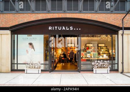 Portsmouth, Großbritannien - 3. November 2019: Eintritt zum Ritualshop im modernen Einkaufszentrum Stockfoto