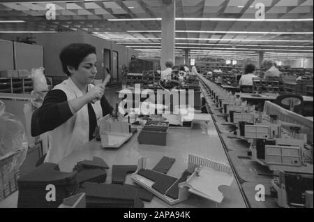 01. Januar 1979, Berlin: Berliner Bezirke / Berlin-Bezirk / Berlin-Bezirk / Teledruckerwerk Siemens. Mechanische Fertigung, keine Roboter, viel Handarbeit. Viele Frauen bauen die Ausrüstung // Industrie / Siemens-Stadt zusammen. Genaues Aufnahmedatum nicht bekannt. Foto: Paul Glaser / dpa-Zentralbild / ZB Stockfoto