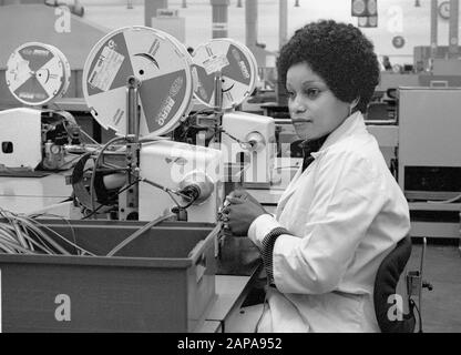 01. Januar 1979, Berlin: Berliner Bezirke / Berlin-Bezirk / Berlin-Bezirk / Teledruckerwerk Siemens. Mechanische Fertigung, keine Roboter, viel Handarbeit. Viele Frauen bauen die Ausrüstung // Industrie / Siemens-Stadt zusammen. Genaues Aufnahmedatum nicht bekannt. Foto: Paul Glaser / dpa-Zentralbild / ZB Stockfoto