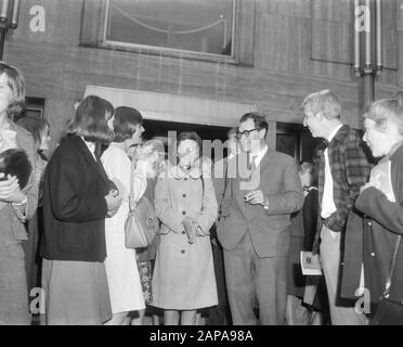 6. Jugendfestival Velp: Godfritte Bomans mit Jugend Datum: 23. August 1965 Ort: Gelderland, Velp Schlüsselwörter: Autoren, Festivals, Jugend, Schriftsteller persönlicher Name: Bomans, Godfried Stockfoto