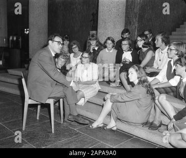 6. Jugendfestival Velp: Godfritte Bomans mit Jugend Datum: 23. August 1965 Ort: Gelderland, Velp Schlüsselwörter: Autoren, Festivals, Jugend, Schriftsteller persönlicher Name: Bomans, Godfried Stockfoto