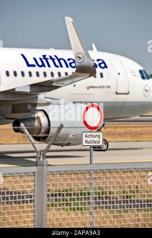 Lufthansa Airbus auf dem Rollweg der Nordwest-Landebahn am Frankfurter Flughafen Stockfoto