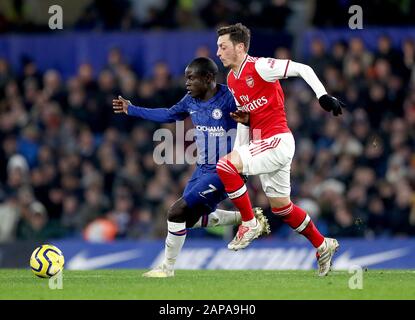 Chelseas N'Golo Kante und Arsenals Mesut Ozil (rechts) kämpfen während des Premier-League-Spiels an der Stamford Bridge in London um den Ball. Stockfoto