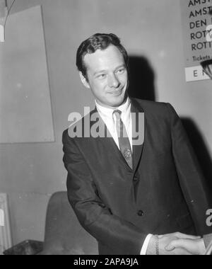 Ankunft Brian Epstein (Manager Beatles) auf Schiphol (Grand Gala du Disque 1965 Datum: 1. Oktober 1965 Standort: Noord-Holland, Schiphol Schlüsselwörter: Manager, Musik, Pop, Preise persönlicher Name: Epstein Brian Institution Name: Beatles Stockfoto