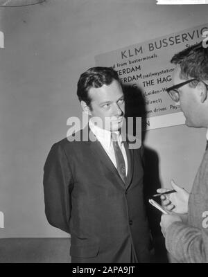 Ankunft Brian Epstein (Manager Beatles) in Schiphol (Grand Gala du Disque 1965) Datum: 1. Oktober 1965 Ort: Noord-Holland, Schiphol Schlüsselwörter: Manager, Musik, Pop, Preise persönlicher Name: Epstein Brian, Grand Gala Du Disque Institutionename: Beatles Stockfoto