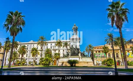 ROM Lazio Italien am 06. Oktober 2019 die Statue Monumento statua Camillo Benso Conte di Cavour an der Piazza Cavour Stockfoto