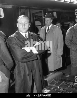 Ankunft der deutschen Fußballmannschaft in Rottedam, links Uwe Seeler, rechts Trainer Helmut Schon Datum: 22. März 1966 Schlagwörter: Fußballmannschaften, Name der Sportperson: Seeler, Uwe Stockfoto
