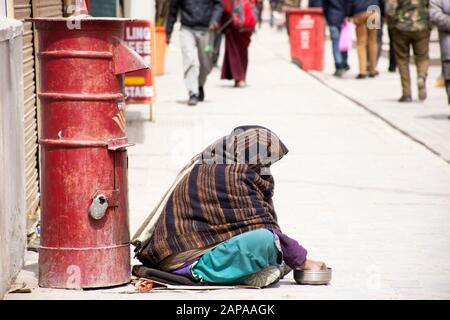 Jammu KASHMIR, INDIEN - 19. MÄRZ: Alte indische Frauen Bettler oder unberührbare Kaste sitzen und betteln Geld von Reisenden auf dem Markt in LEH Ladak Stockfoto