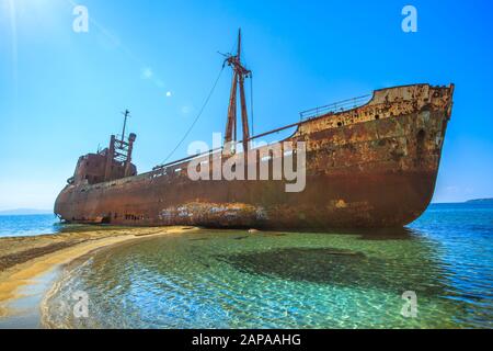 Griechische Küste mit verrosteter Schiffswrack am Strand Glyfada in der Nähe von Gytheio, Gythio Laconia, Peloponnes, Griechenland. Stockfoto