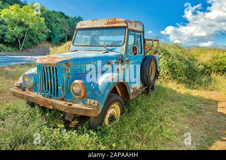 Nafplio, Peloponnes, Griechenland - 29. August 2015: Blaues Wrack von auf dem Land verlassenen Pick-up, das in der Landwirtschaft als Landmaschinen verwendet wird. Stockfoto