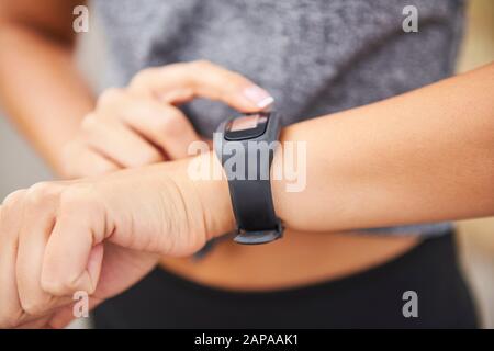 Frau überprüft, wie viele Kalorien sie verbrannte Stockfoto