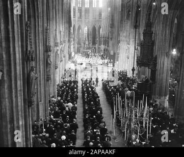 Funeral mgr. Bekkers, Übersicht im St. Jan Datum: 14. Mai 1966 Standort: Den Bosch Stichworten: Beerdigungen, Kirchen Personenname: Bekkers, W.M. Name der Institution: Sint-Janskathedraal Stockfoto