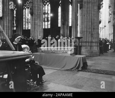 Funeral mgr. Bekkers, Übersicht im St. Jan Datum: 14. Mai 1966 Standort: Den Bosch Stichworten: Beerdigungen, Kirchen Personenname: Bekkers, W.M. Name der Institution: Sint-Janskathedraal Stockfoto