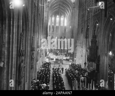 Funeral mgr. Bekkers, Übersicht im St. Jan Datum: 14. Mai 1966 Standort: Den Bosch Stichworten: Beerdigungen, Kirchen Personenname: Bekkers, W.M. Name der Institution: Sint-Janskathedraal Stockfoto