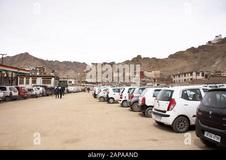 Jammu KASHMIR, INDIEN - 19. MÄRZ: Indische und tibetische Menschen gehen und stoppen Auto gehen ins Zentrum Lebensmittelmarkt Leh Ladakh Dorf am Himalaya-Va Stockfoto