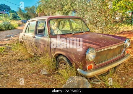 Nafplio, Peloponnes, Griechenland - 29. August 2015: Wrack des Autos Austin 1300 MkIII aus den 1970er Jahren. Hergestellt von der historischen Austin Motor Company Limited, Britisch Stockfoto