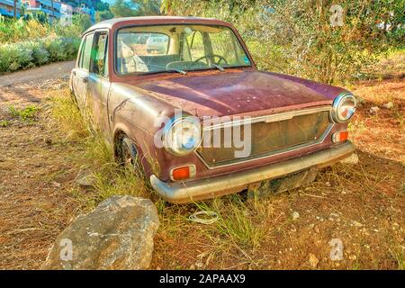 Nafplio, Peloponnes, Griechenland - 29. August 2015: Rustiges Wrack des Autos Austin 1300 MkIII. Hergestellt von der historischen Austin Motor Company Limited, Britisch Stockfoto