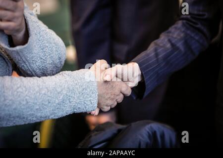Details von zwei Frauen, die die Hände schütteln Stockfoto