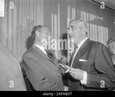 Empfang nach dem 20-jährigen Jubiläum der Grammophon-Plattenfirma N.V. Bovema im Hilton-Hotel in Amsterdam Beschreibung: Herr G.M. van Oord (Dir Bovema (l) mit [Jaap van Prag] Datum: 19. September 1966 Ort: Amsterdam, Noord-Holland Schlüsselwörter: Gramophone Plattenfirmen, Empfänge persönlicher Name: Oord, G.M. van Stockfoto