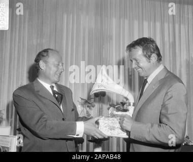 Empfang nach dem 20-jährigen Jubiläum der Grammophon-Plattenfirma N.V. Bovema im Hilton-Hotel in Amsterdam Beschreibung: Herr G.M. van Oord (Dir Bovema (l) zeigt Toon Hermans ein seltenes Porzellangramophon Datum: 19. September 1966 Ort: Amsterdam, Noord-Holland Schlüsselwörter: Künstler, Comedians, Grammophone Plattenfirmen, Empfänge persönlicher Name: Hermans, Toon, Oord, G.M. van Stockfoto