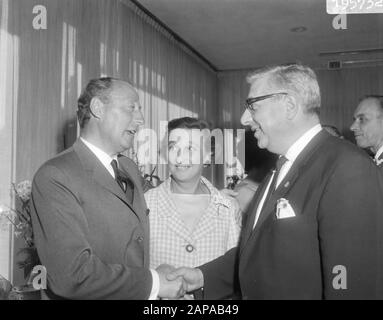 Empfang nach dem 20-jährigen Jubiläum der Grammophon-Plattenfirma N.V. Bovema im Hilton-Hotel in Amsterdam Beschreibung: Herr G.M. van Oord (Dir Bovema (l) mit Teilnehmern Datum: 19. September 1966 Ort: Amsterdam, Noord-Holland Schlüsselwörter: Empfänge persönlicher Name: Oord, G.M. van Stockfoto