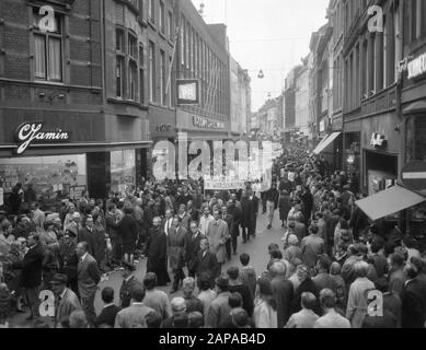 NATO-Anti-Demonstration in Maastricht Beschreibung: Demonstranten mit Bannern in der Grote Street Datum: 24. September 1966 Ort: Limburger, Maastrichter Schlüsselwörter: Demonstrationen, Banner Institutionenname: NATO Stockfoto