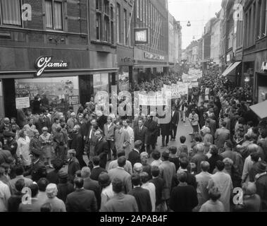 NATO-Anti-Demonstration in Maastricht Beschreibung: Demonstranten mit Bannern in der Grote Street Datum: 24. September 1966 Ort: Limburger, Maastrichter Schlüsselwörter: Demonstrationen, Banner Institutionenname: NATO Stockfoto