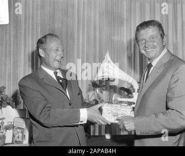 Empfang nach dem 20-jährigen Jubiläum der Grammophon-Plattenfirma N.V. Bovema im Hilton-Hotel in Amsterdam Beschreibung: Herr G.M. van Oord (Dir Bovema (l) zeigt Toon Hermans ein seltenes Porzellangramophon Datum: 19. September 1966 Ort: Amsterdam, Noord-Holland Schlüsselwörter: Künstler, Comedians, Grammophone Plattenfirmen, Empfänge persönlicher Name: Hermans, Toon, Oord, G.M. van Stockfoto