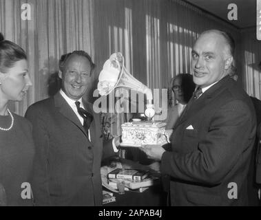 Empfang nach dem 20-jährigen Jubiläum der Grammophon-Plattenfirma N.V. Bovema im Hilton-Hotel in Amsterdam Beschreibung: Herr G.M. van Oord (Dir Bovema (l) zeigt ein seltenes Porzellangrammophon Datum: 19. September 1966 Ort: Amsterdam, Noord-Holland Schlüsselwörter: Empfänge persönlicher Name: Oord, G.M. van Stockfoto