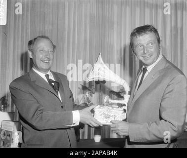 Empfang nach dem 20-jährigen Jubiläum der Grammophon-Plattenfirma N.V. Bovema im Hilton-Hotel in Amsterdam Beschreibung: Herr G.M. van Oord (Dir Bovema (l) zeigt Toon Hermans ein seltenes Porzellangramophon Datum: 19. September 1966 Ort: Amsterdam, Noord-Holland Schlüsselwörter: Künstler, Comedians, Grammophone Plattenfirmen, Empfängnisempfänge persönlicher Name: Hermans, Toon, Oord, G.M. van Stockfoto