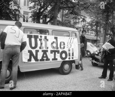 NATO-Anti-Demonstration in Maastricht Beschreibung: Bus mit Banner Der NATO zum Demonstrationsdatum: 24. September 1966 Standort: Limburger, Maastrichter Schlüsselwörter: Autos, Demonstrationen, Banner Name Der Institution: NATO Stockfoto