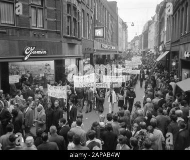 NATO-Anti-Demonstration in Maastricht Beschreibung: Demonstranten mit Bannern in der Grote Street Datum: 24. September 1966 Ort: Limburger, Maastrichter Schlüsselwörter: Demonstrationen, Banner Institutionenname: NATO Stockfoto