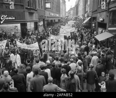 NATO-Anti-Demonstration in Maastricht Beschreibung: Demonstranten mit Bannern in der Grote Street Datum: 24. September 1966 Ort: Limburger, Maastrichter Schlüsselwörter: Demonstrationen, Banner Institutionenname: NATO Stockfoto