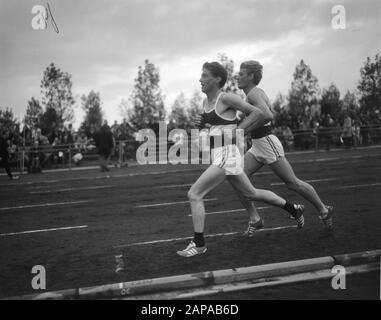 Leichtathletik-Wettbewerbe zum pH-Cup in Ookmeer Beschreibung: Die Athleten No Op den Oordt (links) und W. Willems während des 5000-Meter-Laufs Datum: 9. Oktober 1966 Ort: Noord-Holland, Ookmeer Schlagwörter: Leichtathletik, Sport Personalname: OP den Noordt, No, Willems, W. Institutionenname: PH-Cup Stockfoto