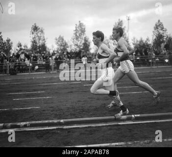 Leichtathletik-Wettbewerbe zum pH-Cup in Ookmeer Beschreibung: Die Athleten No Op den Oordt (links) und W. Willems während des 5000-Meter-Laufs Datum: 9. Oktober 1966 Ort: Noord-Holland, Ookmeer Schlagwörter: Leichtathletik, Sport Personname: OP den Oordt, No, Willems, W. Institutionenname: PH-Cup Stockfoto