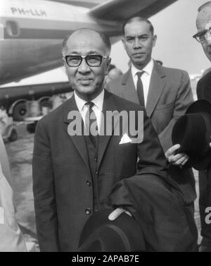 Ankunft in Schiphol des thailändischen Ministers für nationale Entwicklung, Herr Poto Sarasin Beschreibung: Ankunft und Abreise, Minister, Sarasin, Poto Datum: 29. September 1966 Ort: Noord-Holland, Schiphol Schlüsselwörter: An- und Abreise, Minister persönlicher Name: Sarasin, Poto Stockfoto