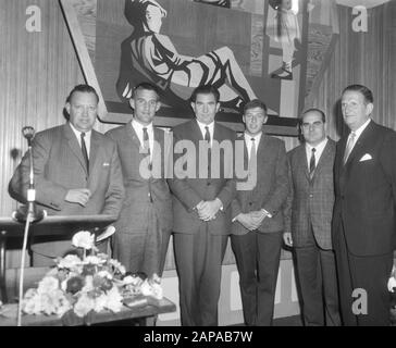 Empfang des Radfahrers Tiemen Groen Beschreibung: Dritter von links; Bürgermeister I. Baart van Zaandam mit daneben Tiemen Groen Datum: 15. Oktober 1966 Ort: Noord-Holland, Zaandam Schlüsselwörter: Bürgermeister, Empfänge, Radsport persönlicher Name: Baart, I., Groen, Tiemen Stockfoto