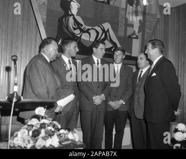 Empfang des Radfahrers Tiemen Groen Beschreibung: Dritter von links; Bürgermeister I. Baart van Zaandam mit daneben Tiemen Groen Datum: 15. Oktober 1966 Ort: Noord-Holland, Zaandam Schlüsselwörter: Bürgermeister, Empfänge, Radsport persönlicher Name: Baart, I., Groen, Tiemen Stockfoto