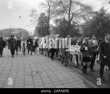 Demonstration in Amsterdam gegen den Vietnamkrieg Beschreibung: Demonstranten auf dem Weg zum amerikanischen Konsulat am Museumplein Datum: 16. Oktober 1966 Ort: Amsterdam, Noord-Holland Schlüsselwörter: Demonstrationen Stockfoto