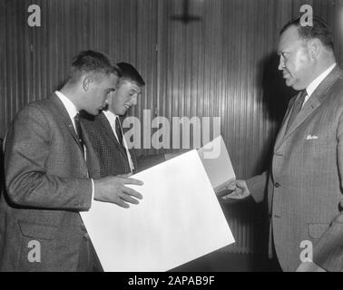 Empfang des Radfahrers Tiemen Groen Beschreibung: Dritter von links; Bürgermeister I. Baart van Zaandam Datum: 15. Oktober 1966 Ort: Noord-Holland, Zaandam Schlüsselwörter: Bürgermeister, Empfänge, Radsport persönlicher Name: Baart, I., Groen, Tiemen Stockfoto