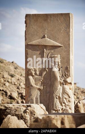 Darius gefolgt von zwei Dienern, die Parasol halten, Palast der Xerxes I., Persepolis (UNESCO-Liste des Weltnaturerbes) Iran, Achämenidische Zivilisation, BAS-Erleichterung Stockfoto