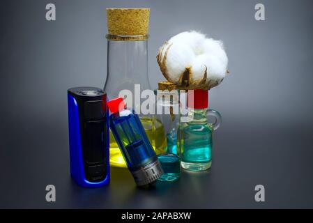 Elektronische Zigaretten- oder Vaping-Gerte mit natrlicher Baumwolle,  Kork stoppte Kolben mit Vape-Flssigkeit Stockfotografie - Alamy